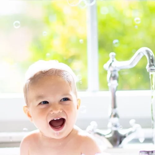 Γιατί δεν πρέπει να κάνεις μπάνιο το μωρό σου στον νεροχύτη;