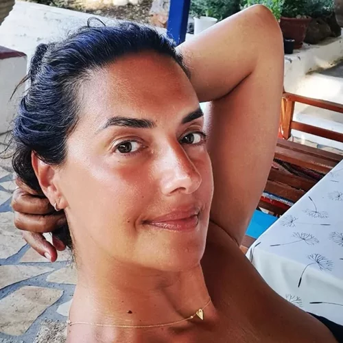 Η Νόνη Δούνια με κολακευτικό μαύρο μπικίνι | Έκανε το πρώτο μπάνιο στη θάλασσα την Πρωτομαγιά