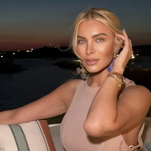 Κατερίνα Καινούργιου | Δείπνο με τους συνεργάτες της στο εστιατόριο του Πάνου Κουτσουμπή