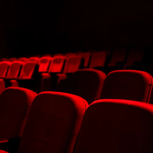 Κορυφαία πρωταγωνίστρια απέλυσε συνάδελφό της όταν παρενόχλησε σεξουαλικά μέλος του θιάσου