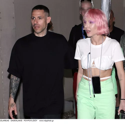 Τάμτα – Πάρις Κασιδόκωστας | Χέρι χέρι στα σοκάκια της Μυκόνου- Η εκκεντρική εμφάνιση