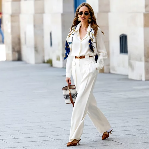 Αυτά τα mocha mousse mules κοστίζουν μόλις 29.99 € και είναι τα πιο στιλάτα ψηλά παπούτσια που θα φορέσεις αυτό το καλοκαίρι