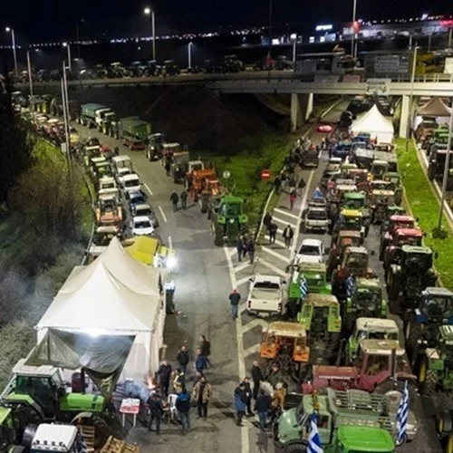 Συνεχίζουν τα μπλόκα οι αγρότες - Κλειστή η εθνική οδός Αθηνών - Θεσσαλονίκης - Πολύωροι αποκλεισμοί σε τελωνεία