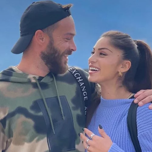 Στέφανος Μιχαήλ | Το καυτό φιλί με την αγαπημένη του μέσα στην πισίνα