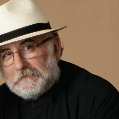 "Τους προβολείς στήσε": Οι μουσικές του Θάνου Μικρούτσικου σε μία ξεχωριστή βραδιά στο Μέγαρο