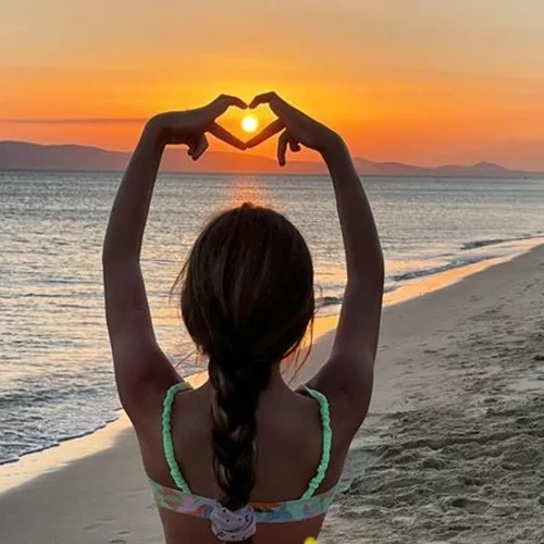 Έτοιμη για την έκτη δημοτικού η Εύα Τσιμιτσέλη | Η Βάσω Λασκαράκη φωτογραφίζει την κόρη της