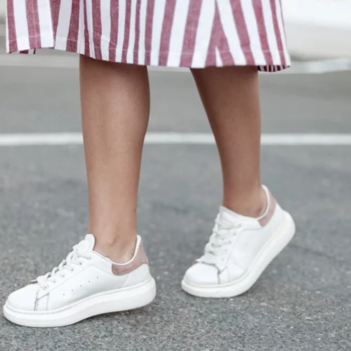 Sneakers με φούστα | Οι συνδυασμοί για να πετύχεις ένα κομψό αποτέλεσμα