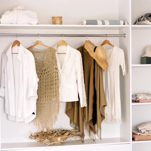 5 λάθη που κάνεις στην οργάνωση της ντουλάπας και σε κάνουν να νιώθεις πως δεν έχεις τίποτα να φορέσεις