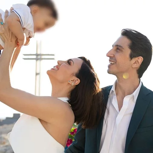 Κρυσταλλία Ρήγα - Δημήτρης Πλατανιάς | Φωτογραφίες από τη βάφτιση του γιου τους - Το ρομαντικό look της