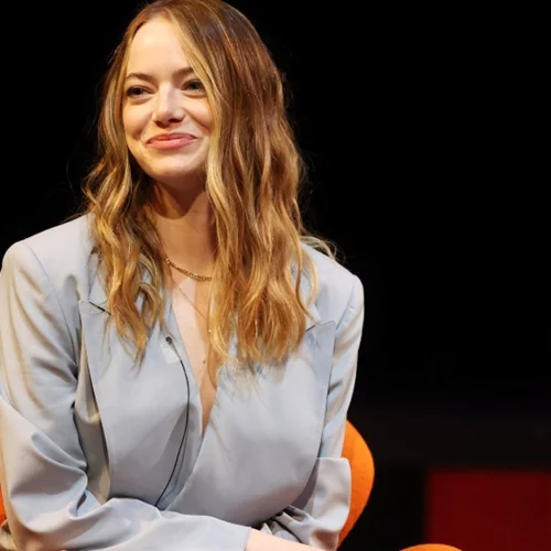 Όλοι μιλούν για το κοστούμι που η Emma Stone φόρεσε στην Ελλάδα-  Μάθε τις λεπτομέρειες