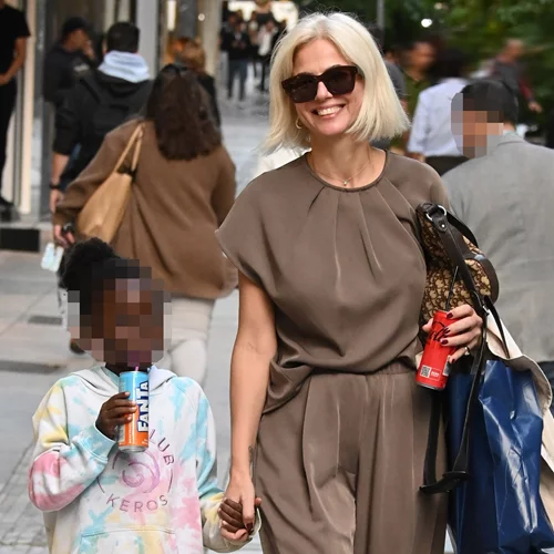 Mother & daughter goals | Η Χριστίνα Κοντοβά και η κόρη της με τέλεια outfits στο κέντρο της Αθήνας