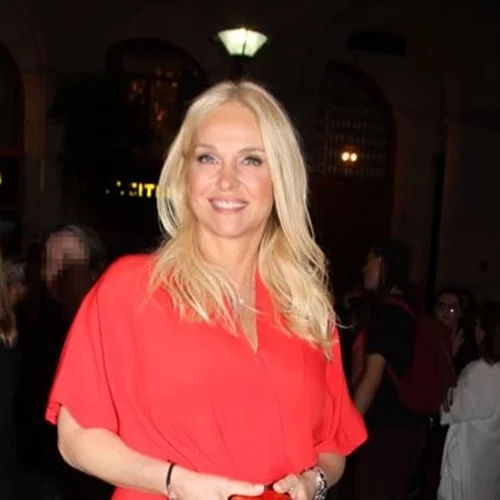 Μαρί Κωνσταντάτου | Με τζιν παντελόνι και λευκό πουκάμισο στο Κηποθέατρο Παπάγου