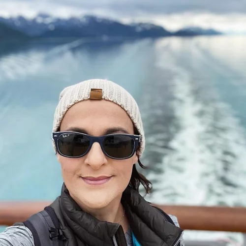 Επί δέκα χρόνια ισχυριζόταν ότι έπασχε από καρκίνο των οστών | Η απίστευτη ιστορία της σεναριογράφου του "Grey's Anatomy"