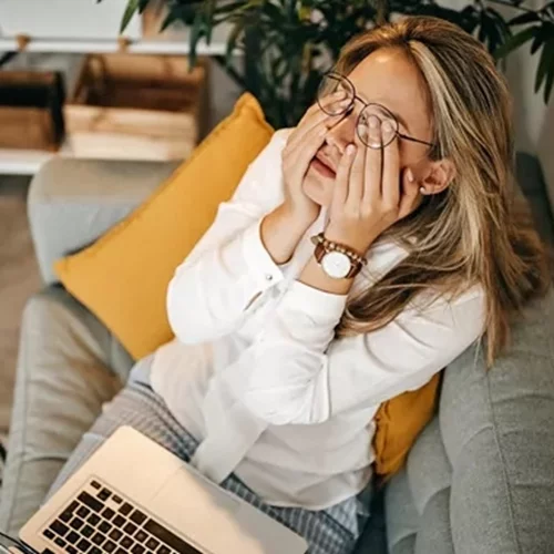 Γιατί νιώθεις τόσο εξαντλημένη πριν από την περιόδο;