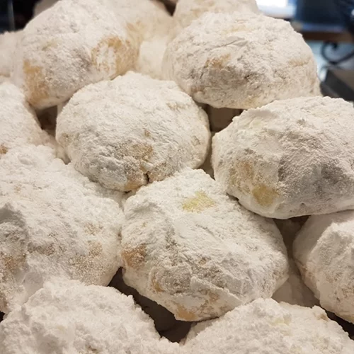 Τα top μυστικά για αφράτους κουραμπιέδες: Πώς θα πετύχεις το αγαπημένο χριστουγεννιάτικο γλυκό