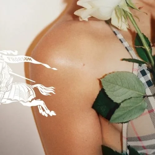 Ένας  ιππότης "εμπνευσμένος από το αρχείο" είναι το νέο λογότυπο για τη νέα εποχή του οίκου Burberry