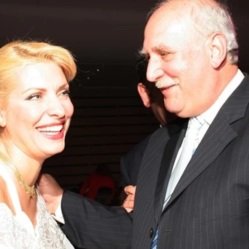 25 χρόνια πριν | Ελένη Μενεγάκη, Γιώργος Παπαδάκης και Ανδρέας Μικρούτσικος ποζάρουν αγκαλιά σε εξώφυλλο περιοδικού