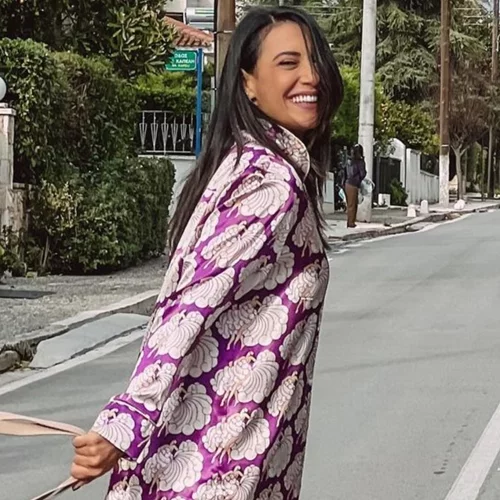 Το casual look της Ευγενίας Σαμαρά που μας θύμισε τη Meghan Markle | Είναι ιδανικό για τις κρύες ανοιξιάτικες ημέρες