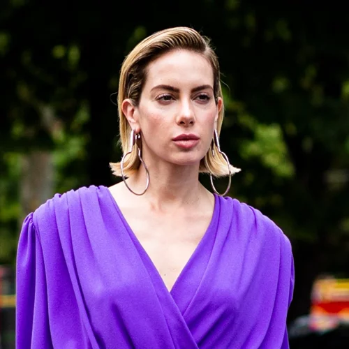 Τα πιο κομψά "μεταβατικά" outfits για γυναίκες άνω των 50