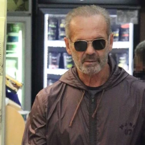 Πέτρος Κωστόπουλος | Έφτιαξε σπιτικό burger και το απόλαυσε στην αγαπημένη γωνιά του διαμερίσματός του