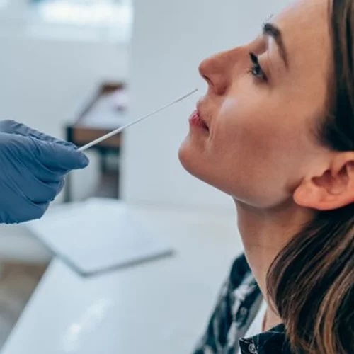 Έχεις θετικό rapid test | Μπορεί να είναι "ψευδώς θετικό"; Τι λένε οι ειδικοί