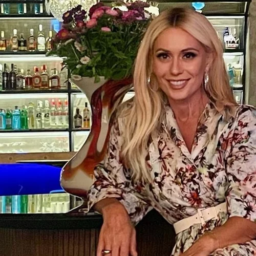 Μαρία Μπακοδήμου | Η λεπτομέρεια στη φούστα της που έκανε το look της την απόλυτη γιορτινή επιλογή