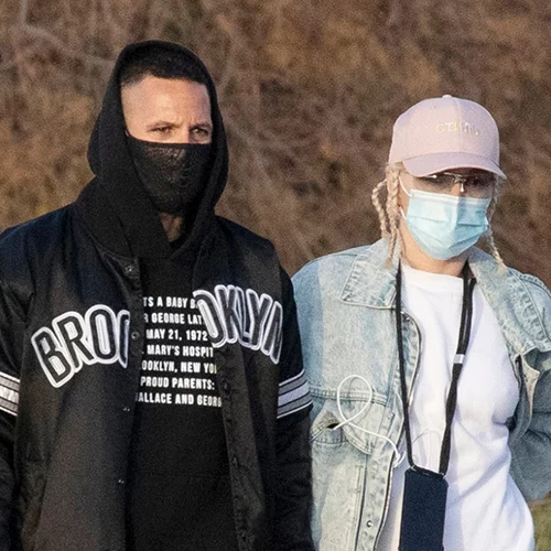 Τάμτα | Με look που δίχασε σε βόλτα με τον Πάρη Κασιδόκωστα (pics)