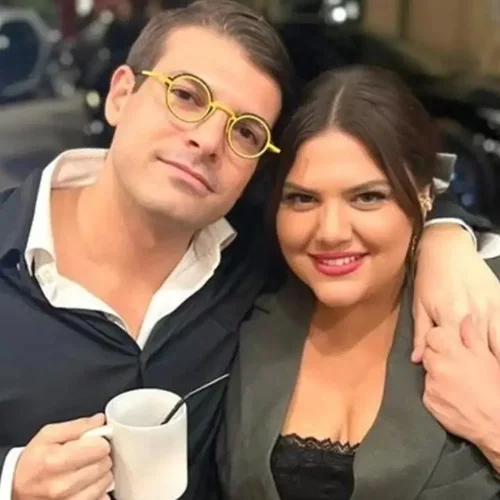 Δανάη Μπάρκα | Η τρυφερή, δημόσια ευχή της στον Φίλιππο Τσαγκρίδη για τη γιορτή του – Φωτογραφία από τη βιντεοκλήση τους