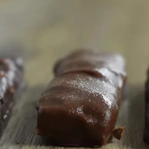 Συνταγή για σπιτικά snickers με λίγες θερμίδες και χωρίς ζάχαρη