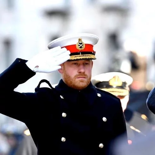 Ο πρίγκιπας Harry φτάνει στο Λονδίνο | Η φωτογραφία από το αεροδρόμιο