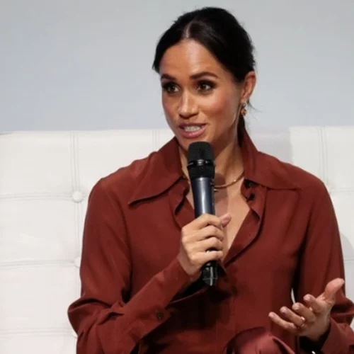 Η Meghan Markle αμακιγιάριστη με ατημέλητα μαλλιά σε ένα συγκινητικό βίντεο