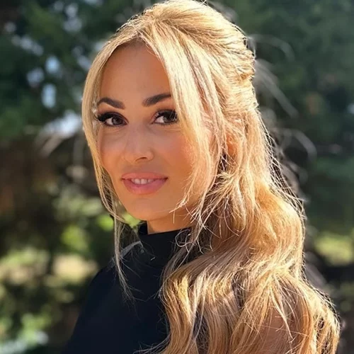 Η Ελένη Βουλγαράκη με glazed νύχια, το μανικιούρ που αγαπούν όλες οι fashionistas