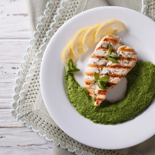 Ατομικό κοτόπουλο με πέστο | Εύκολο και με χαμηλά λιπαρά