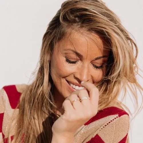 Μαριέττα Χρουσαλά | Με μίνι ροζ φόρεμα και τα πιο άνετα (ψηλά) παπούτσια σε βάπτιση