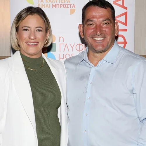 Αφροδίτη Σκαφίδα και Πύρρος Δήμας μαζί με την κόρη τους στο Καλλιμάρμαρο