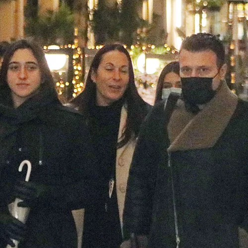 Γιάννης Πλούταρχος | Σπάνια οικογενειακή βόλτα με τη σύζυγό του και τις δυο κόρες τους