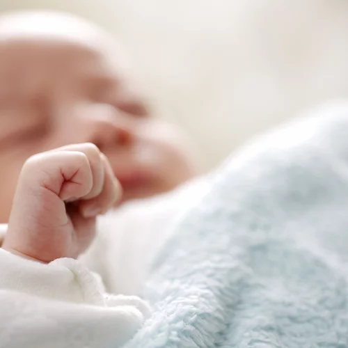 Τι θέλει να μου πει το μωρό μου; 4 κινήσεις που κάνουν τα νεογέννητα και τι σημαίνουν