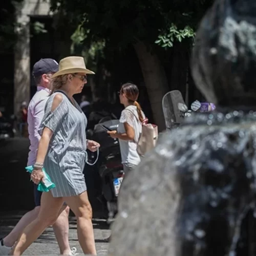 Καιρός | Στους 38 βαθμούς σκαρφαλώνει ο υδράργυρος - Πού θα σημειωθούν βροχές