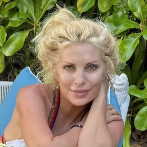 Ο Άγγελος Λάτσιος φωτογραφίζει την Ελένη Μενεγάκη με μαγιό