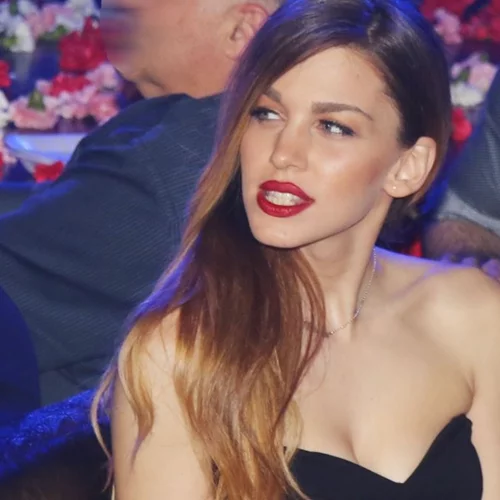 Βάλια Χατζηθεοδώρου | Στην αγκαλιά του Νίκου Παππά μπροστά στο αναμμένο τζάκι