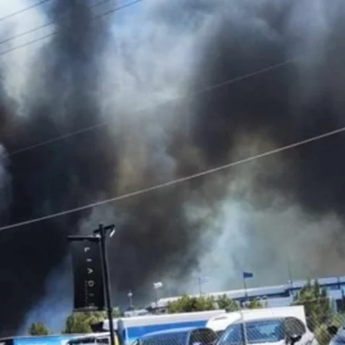 Μεγάλη φωτιά στη Βάρης - Κορωπίου | Καίγονται σπίτια, απειλούνται επιχειρήσεις, έκλεισαν δρόμοι - Εκκένωση σε Λαμπρικά - Κίτσι