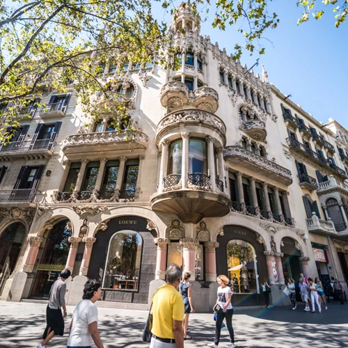 Σχεδόν γκαλερί, η κεντρική μπουτίκ του οίκου Loewe στη Βαρκελώνη