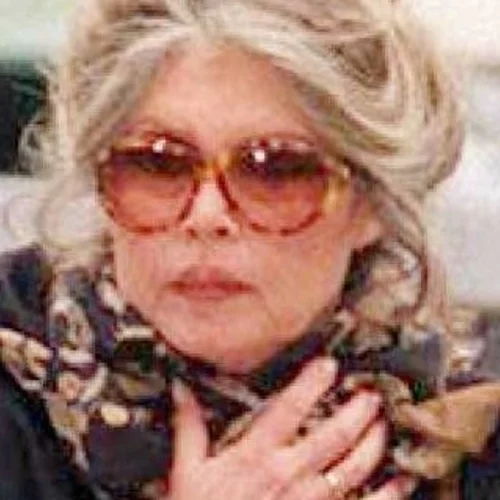 Η Μπριζίτ Μπαρντό "αναρρώνει στο σπίτι της" έπειτα από μια μικροεπέμβαση