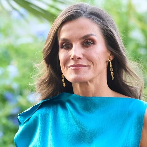 Βασίλισσα Letizia | Το φθινοπωρινό look που δημιούργησε με ένα λευκό παντελόνι