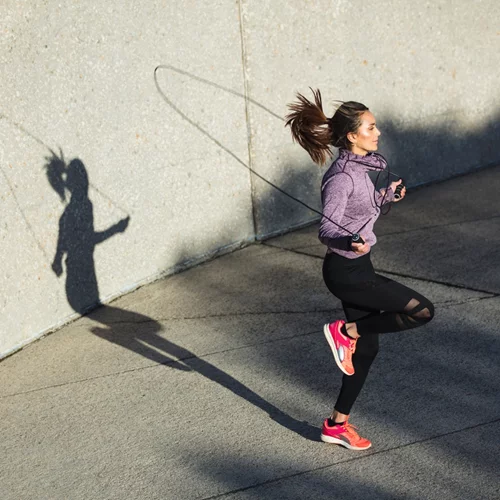 Πέντε σημαντικά οφέλη που κερδίζει το σώμα σου όταν κάνεις σχοινάκι