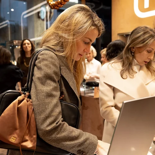 Οικογενειακή έξοδος για τη Χρυσή Βαρδινογιάννη | Σπάνια εμφάνιση με τρία αγαπημένα της πρόσωπα