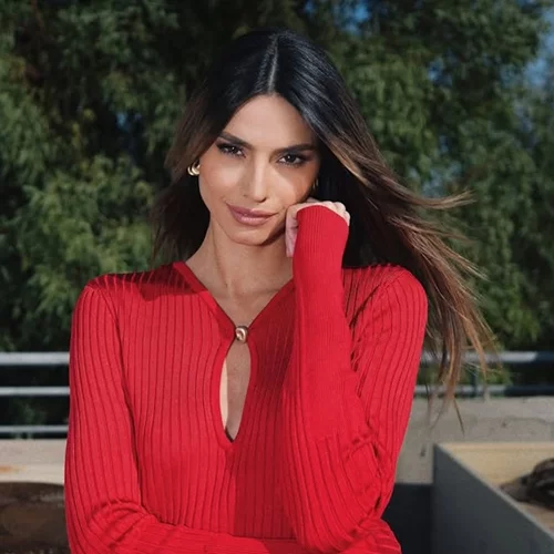 Η Ηλιάνα Παπαγεωργίου φόρεσε ένα power suit στο πιο κομψό χρώμα της σεζόν