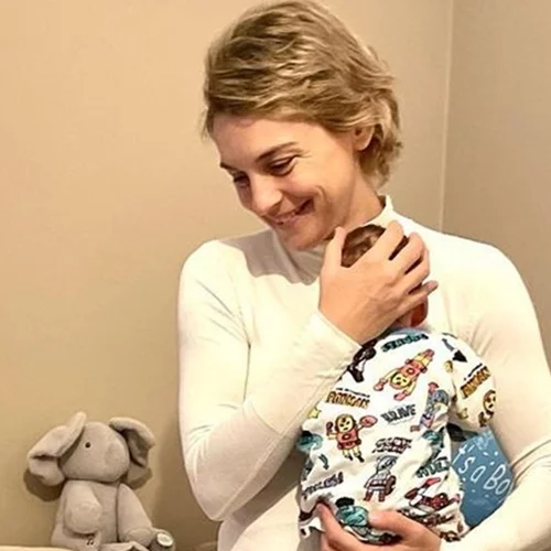 Η Γιούλικα Σκαφιδά βάφτισε τον γιο της | Με μωβ φόρεμα η νονά Ευδοκία Ρουμελιώτη