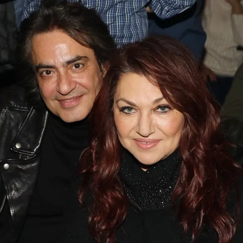 Καίτη Γαρμπή και Διονύσης Σχοινάς με ασορτί outfits σε βραδινή έξοδο