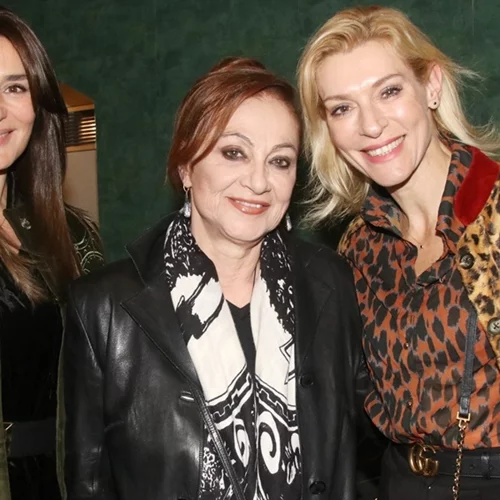 Χαμογελαστή η Φιλαρέτη Κομνηνού λίγο πριν γίνει γιαγιά